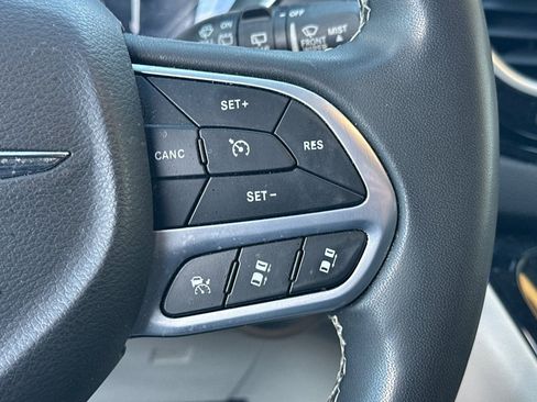 Used 2023 Chrysler Pacifica Touring-L image 28