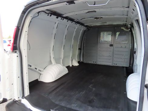 Used 2015 Chevrolet Express 2500 image 21