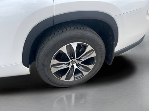 Used 2022 Toyota Highlander XLE AWD/4WD image 18