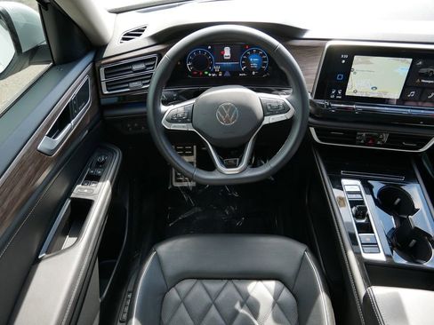 Used 2024 Volkswagen Atlas SEL Premium R-Line image 12
