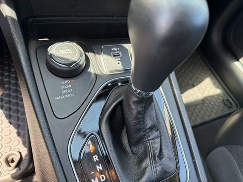 Used 2019 Jeep Cherokee Limited w/ Trailer Tow Group image 8