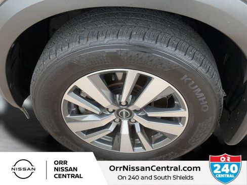 Used 2025 Nissan Pathfinder SL w/ Black Appearance Package FWD image 9