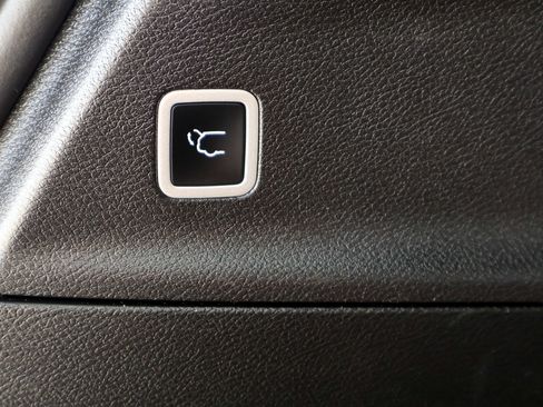 Used 2025 Chrysler Pacifica Limited FWD image 13