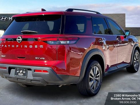 Used 2024 Nissan Pathfinder SV image 9