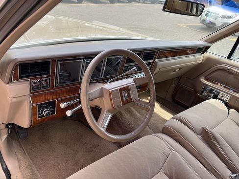 Used 1989 Lincoln Town Car Signature image 23