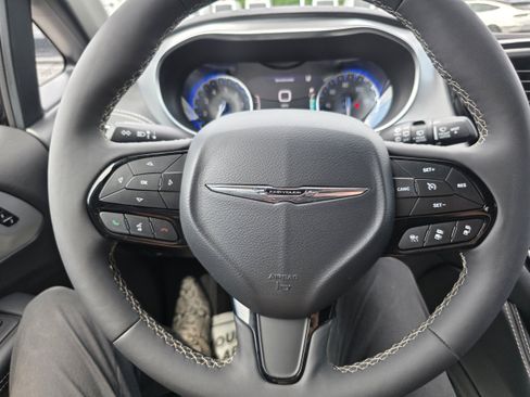Used 2025 Chrysler Pacifica Limited FWD image 15