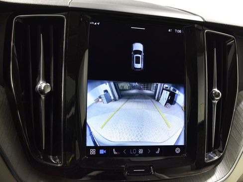 Used 2023 Volvo XC60 B5 Plus image 22