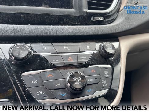 Used 2018 Chrysler Pacifica Touring-L image 10