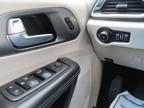 Used 2023 Chrysler Pacifica Touring-L FWD image 30
