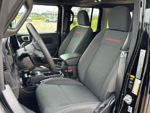 Used 2025 Jeep Wrangler Unlimited Rubicon w/ Convenience Group AWD/4WD image 8