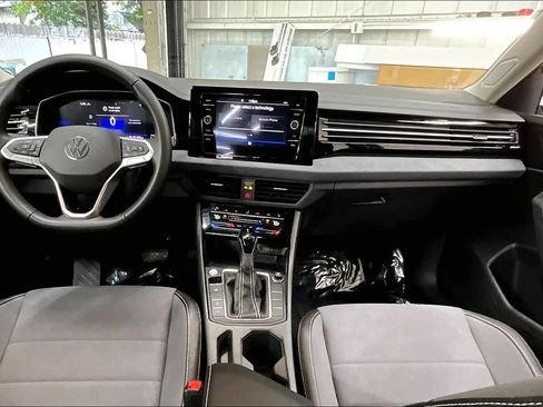 Used 2025 Volkswagen Jetta SE w/ Black Wheel Package image 18