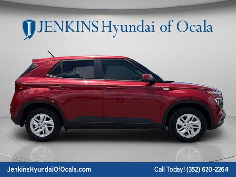 Used 2024 Hyundai Venue SE FWD image 2