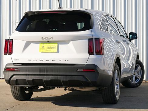Used 2022 Kia Sorento LX image 4