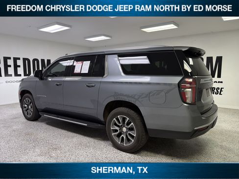 Used 2022 Chevrolet Suburban LT w/ Luxury Package AWD/4WD image 6