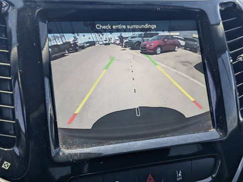 Used 2019 Jeep Cherokee Limited w/ Technology Group FWD image 10