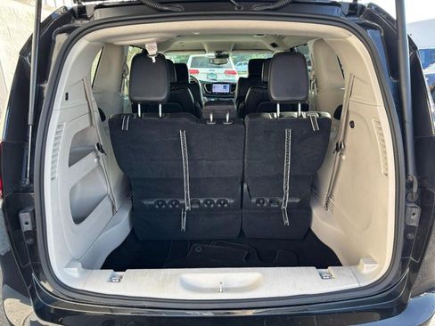 Used 2023 Chrysler Pacifica Touring-L FWD image 7