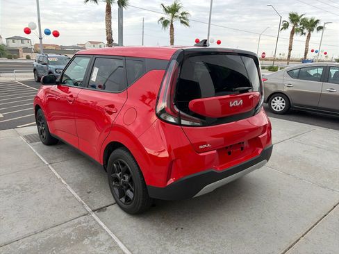 Used 2023 Kia Soul LX w/ LX Technology Package FWD image 4