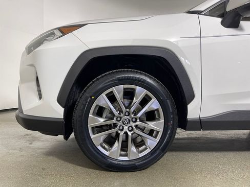 Used 2020 Toyota RAV4 XLE Premium image 11