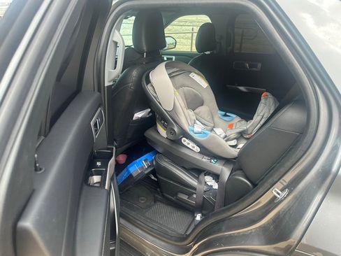 Used 2024 Ford Explorer XLT image 6