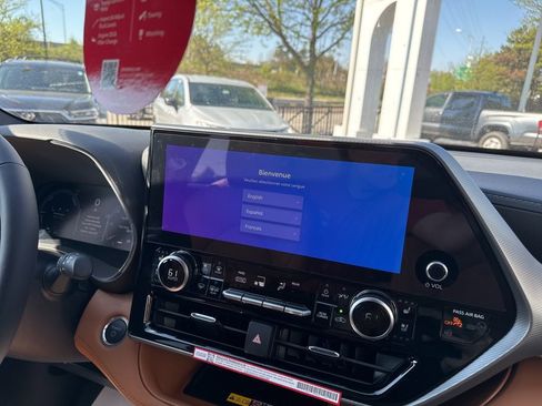 New 2026 Toyota Highlander Platinum AWD/4WD image 16