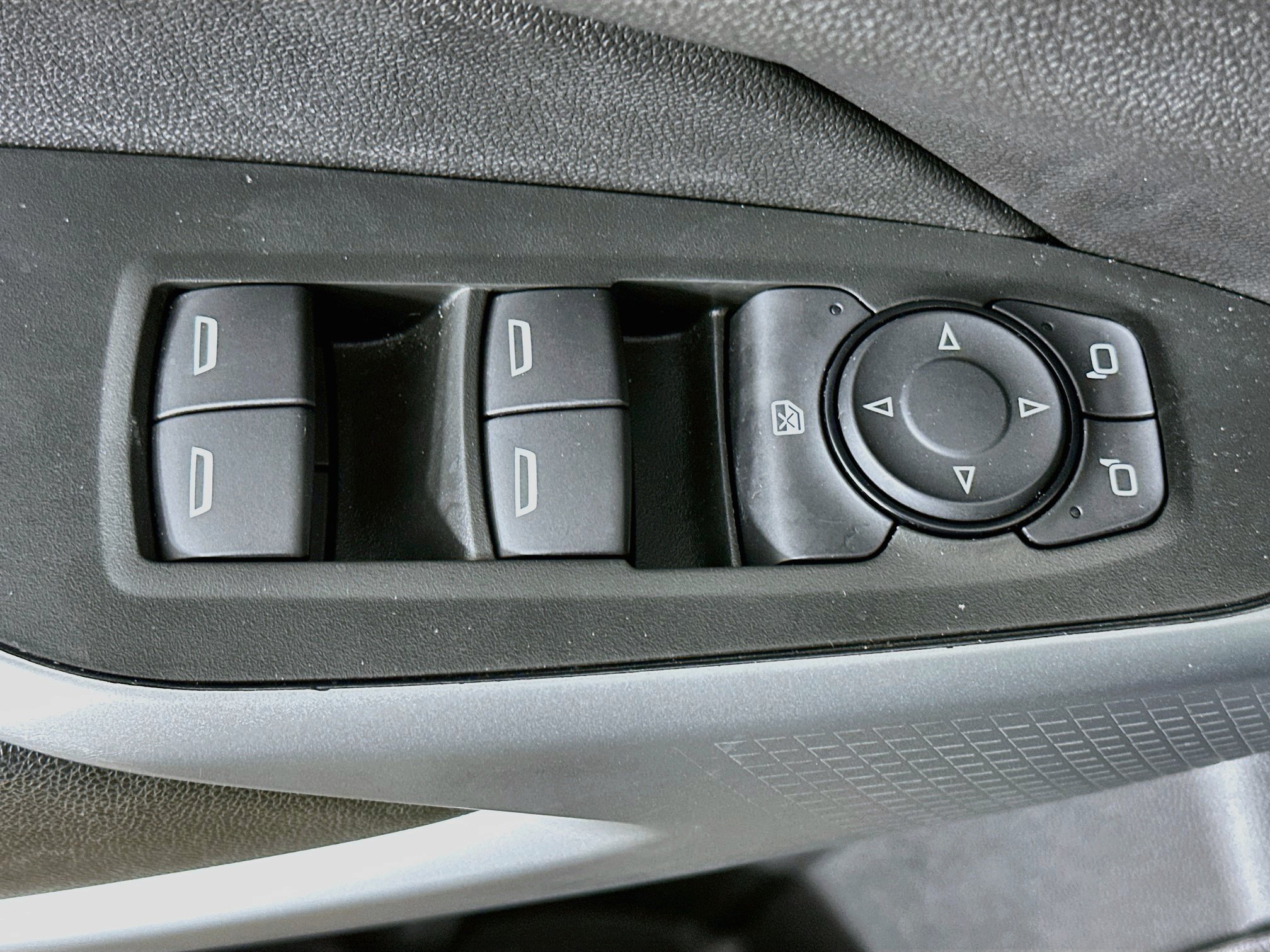 Used 2025 Chevrolet Trax LS FWD image 15
