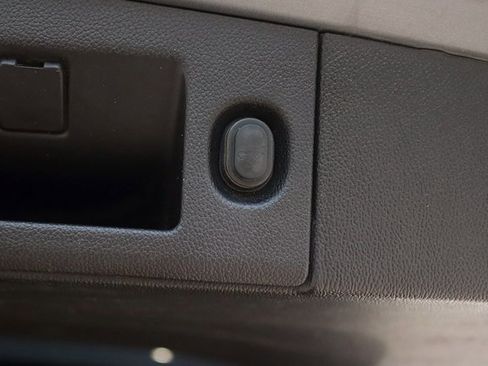 Used 2019 Chevrolet Suburban LT image 19