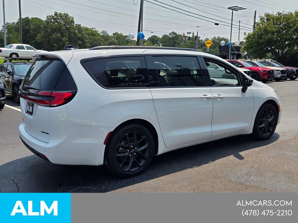 Used 2025 Chrysler Pacifica Limited FWD image 16
