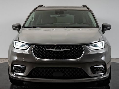 Used 2022 Chrysler Pacifica Touring-L FWD image 2