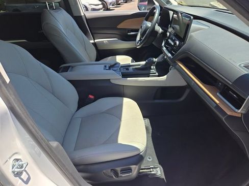 Used 2024 Toyota Grand Highlander AWD image 16