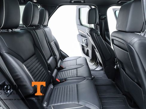 Used 2017 Land Rover Discovery HSE Luxury image 39