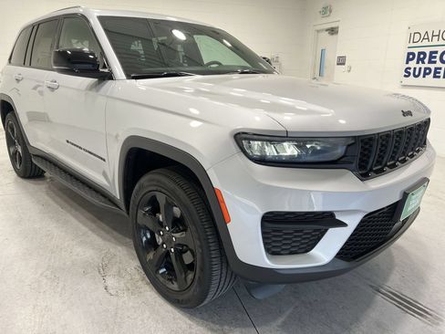 Used 2024 Jeep Grand Cherokee Altitude AWD/4WD image 2