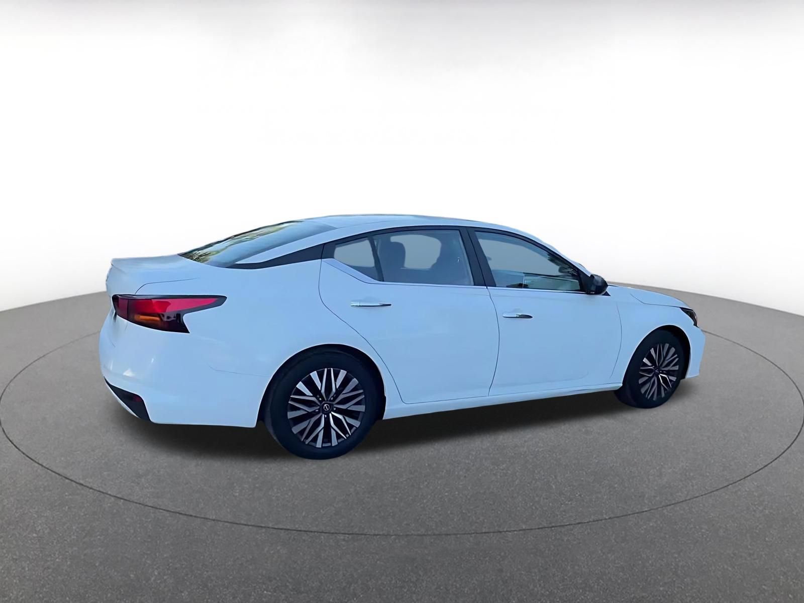 Used 2025 Nissan Altima 2.5 SV FWD image 14