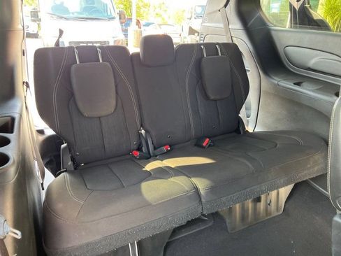 Used 2020 Chrysler Pacifica Touring w/ S Appearance Package FWD image 14
