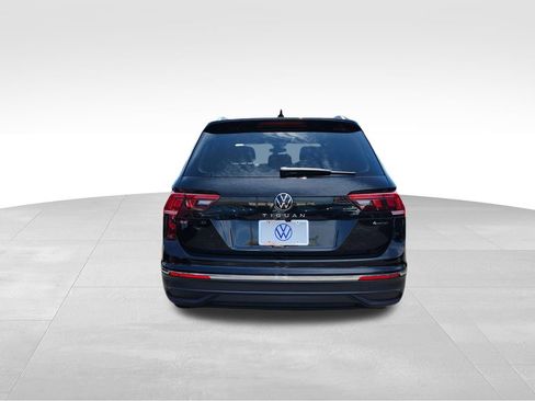 Certified 2023 Volkswagen Tiguan SE w/ Panoramic Sunroof Package AWD/4WD image 6