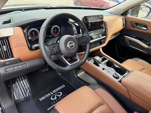 Used 2025 Nissan Pathfinder Platinum image 16