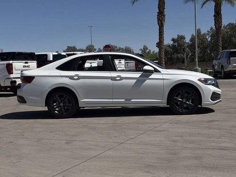 Used 2024 Volkswagen Jetta SE w/ Panoramic Sunroof Package image 5