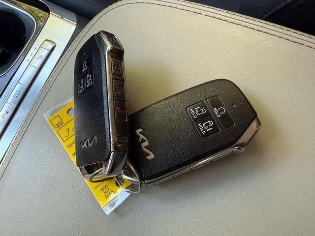 Used 2024 Kia Carnival EX FWD image 32