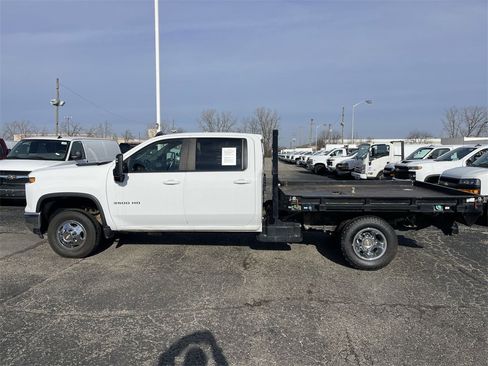 Used 2024 Chevrolet Silverado 3500 LT w/ Convenience Package image 9