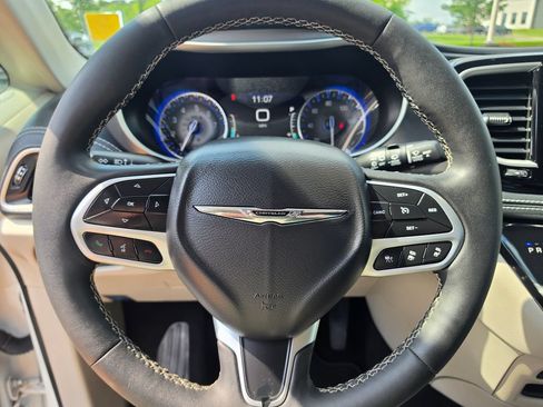 Used 2023 Chrysler Pacifica Touring-L AWD/4WD image 16