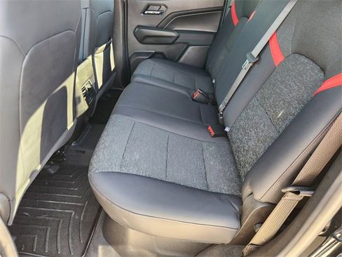 Used 2025 Chevrolet Colorado Z71 image 30