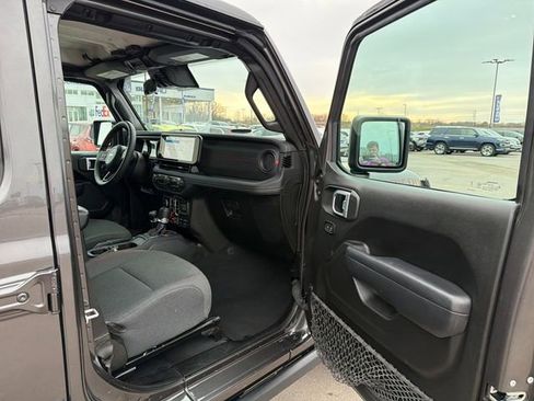 Used 2025 Jeep Wrangler Unlimited Rubicon AWD/4WD image 31