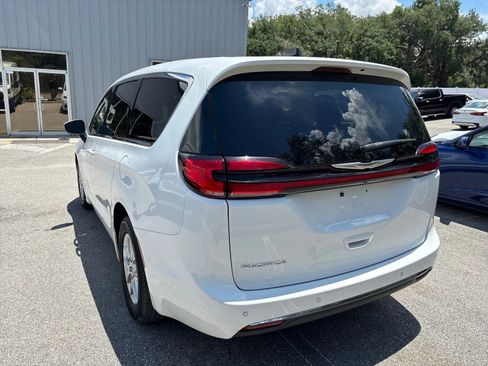 Used 2023 Chrysler Pacifica Touring-L FWD image 7