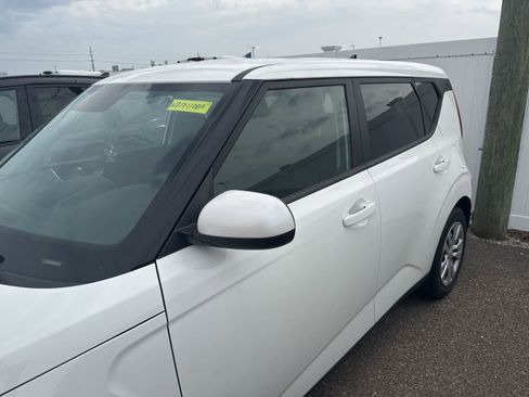 Used 2022 Kia Soul LX image 15