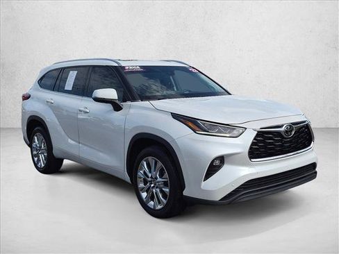 Used 2023 Toyota Highlander Limited FWD image 3