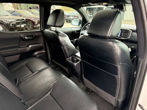 Used 2020 Toyota Tacoma TRD Off-Road w/ TRD Premium Off Road Package image 19