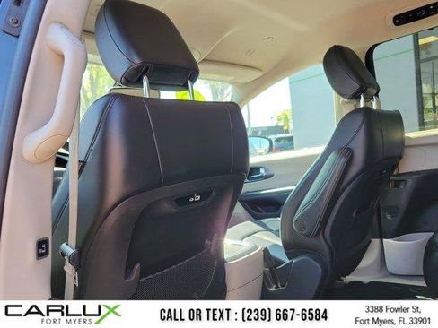 Used 2023 Chrysler Pacifica Touring-L FWD image 15
