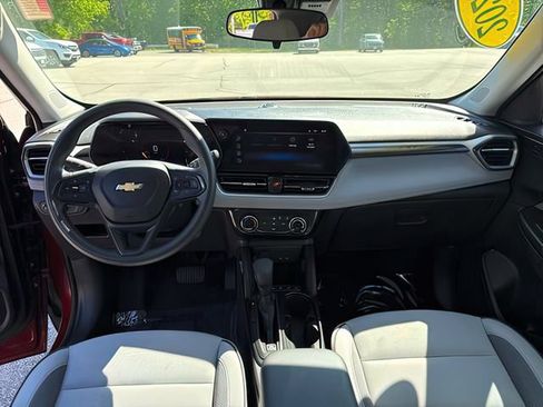 Used 2025 Chevrolet TrailBlazer LT AWD/4WD image 21