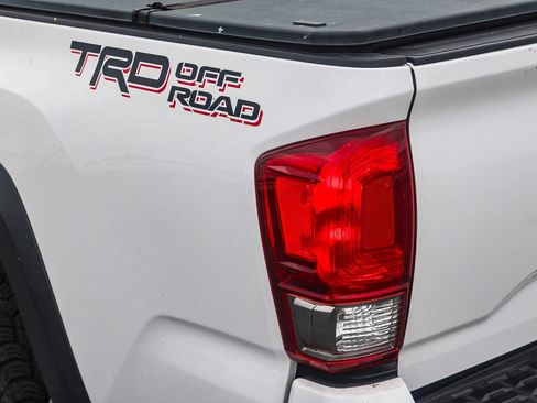Used 2017 Toyota Tacoma TRD Off-Road image 11