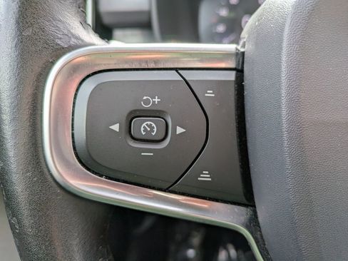 Used 2020 Volvo XC40 T4 Momentum w/ Protection Package Premier image 25