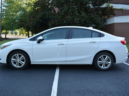 Used 2016 Chevrolet Cruze LT w/ Convenience Package FWD image 9